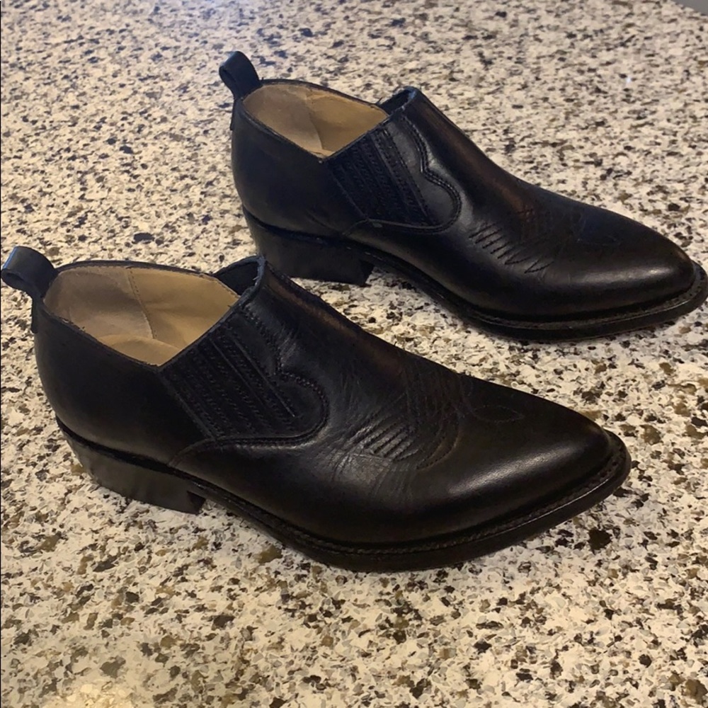 New Frye ankle bootie stitching detail black 5.5